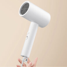 سشوار مسافرتی خانگی میجیا مدل H101، موتور AC با توان مصرفی 1600 وات، دارای قابلیت باد سرد، دارای حلقه آویختن، با حالت صاف‌کننده و حجم‌دهنده، وزن 500 گرم، تنظیم حرارت 2 حالته و کنترل سرعت 2 حالته، به همراه 1 عدد سری متمرکزکننده باریک