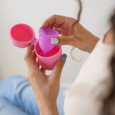 کاپ قاعدگی آندیا مدل 001 سایز کوچک به همراه لیوان کاپ قاعدگی آندیا مدل Alpha