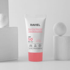 کرم ضد آفتاب رنگی راویل SPF 50 مدل Base Free Waterfull مناسب انواع پوست حجم 50 میلیلیتر