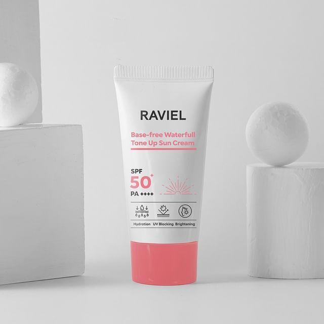 کرم ضد آفتاب رنگی راویل SPF 50 مدل Base Free Waterfull مناسب انواع پوست حجم 50 میلیلیتر