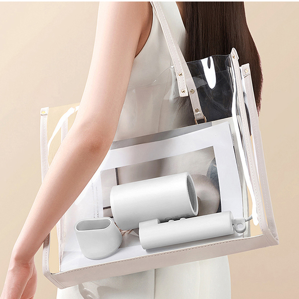 سشوار مسافرتی خانگی میجیا مدل H101، موتور AC با توان مصرفی 1600 وات، دارای قابلیت باد سرد، دارای حلقه آویختن، با حالت صاف‌کننده و حجم‌دهنده، وزن 500 گرم، تنظیم حرارت 2 حالته و کنترل سرعت 2 حالته، به همراه 1 عدد سری متمرکزکننده باریک