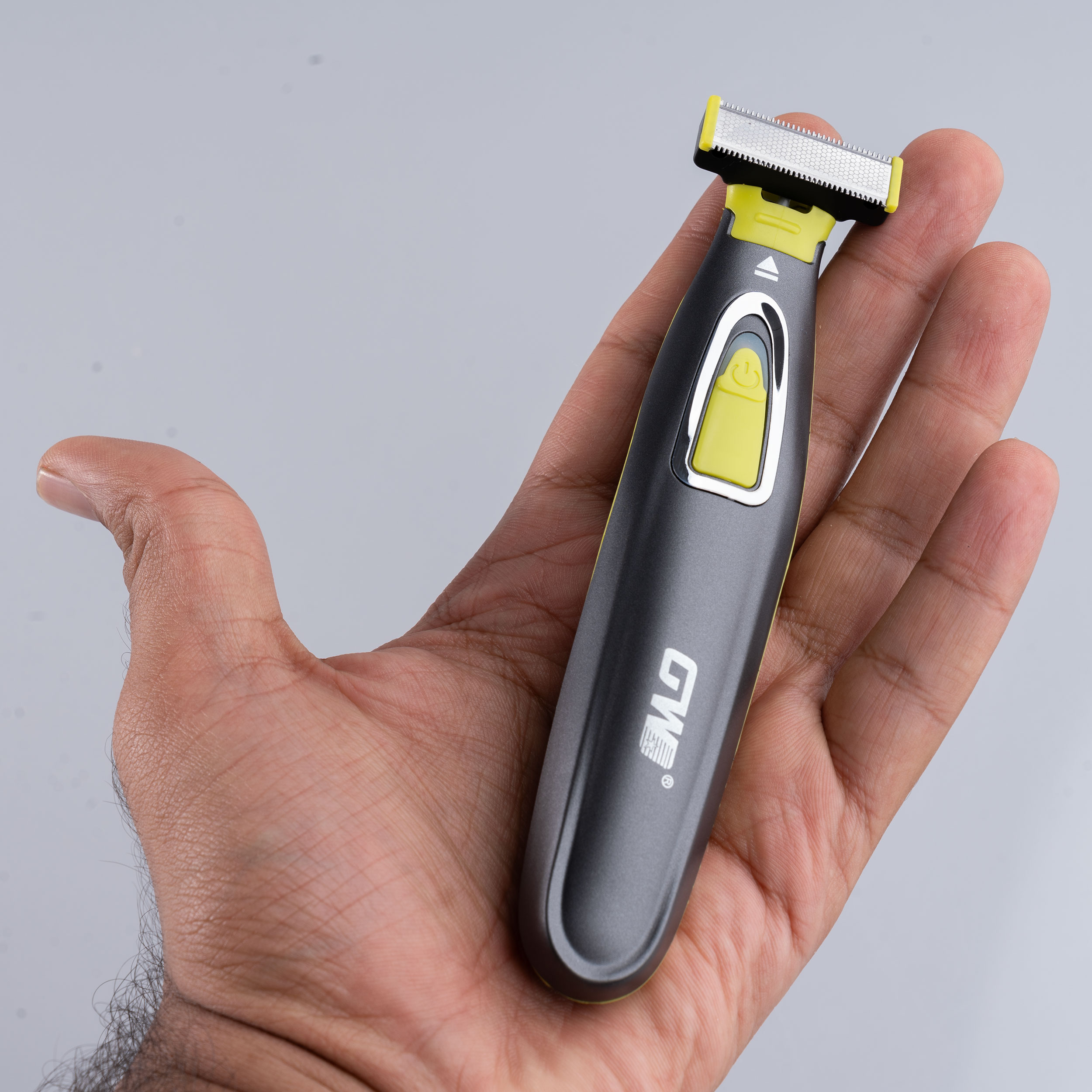 ماشین اصلاح موی صورت شارژی جی دبلیو مدل GW-9866، اصلاح به صورت صفر زن، طراحی ارگونومیک، منبع انرژی با باتری، تکنولوژی اصلاح به صورت تریمر، اندازه اصلاح 0.1 میلی‌متر، مدت زمان شارژ 480 دقیقه، دارای بدنه ضد لغزش، به همراه برس تمیزکننده و کابل شارژ USB