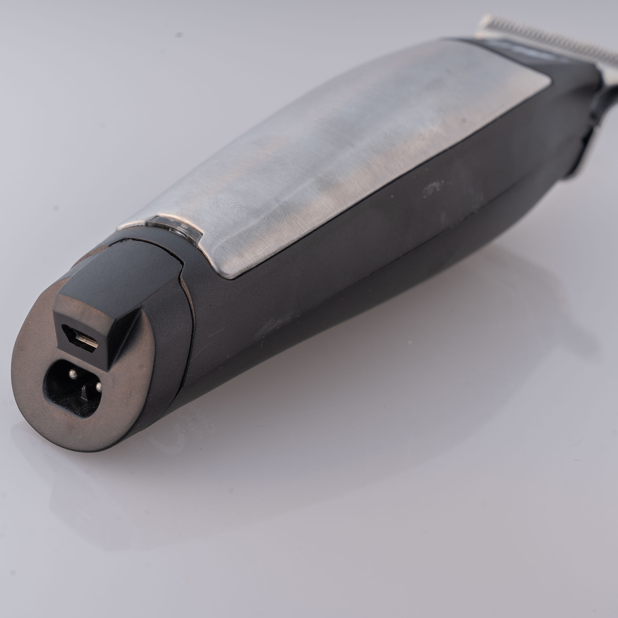 ماشین اصلاح موی سر و صورت شارژی جی دبلیو مدل G-9819، اصلاح به صورت خط زن و صفر زن، منبع انرژی با برق و باتری، تکنولوژی اصلاح به صورت تریمر، اندازه اصلاح 0.1 میلی‌متر، مدت زمان شارژ 480 دقیقه و مدت زمان استفاده پس از شارژ 60 دقیقه، به همراه شارژر و روغن