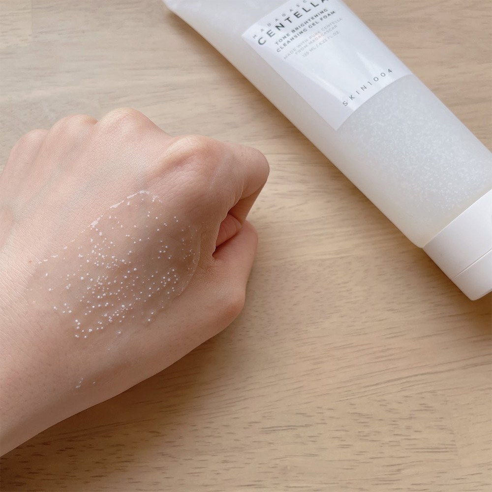 ژل فوم شستشو صورت روشن کننده سانتلا مدل ماداگاسکار مناسب برای پوست های معمولی حجم 125 میلی لیتر