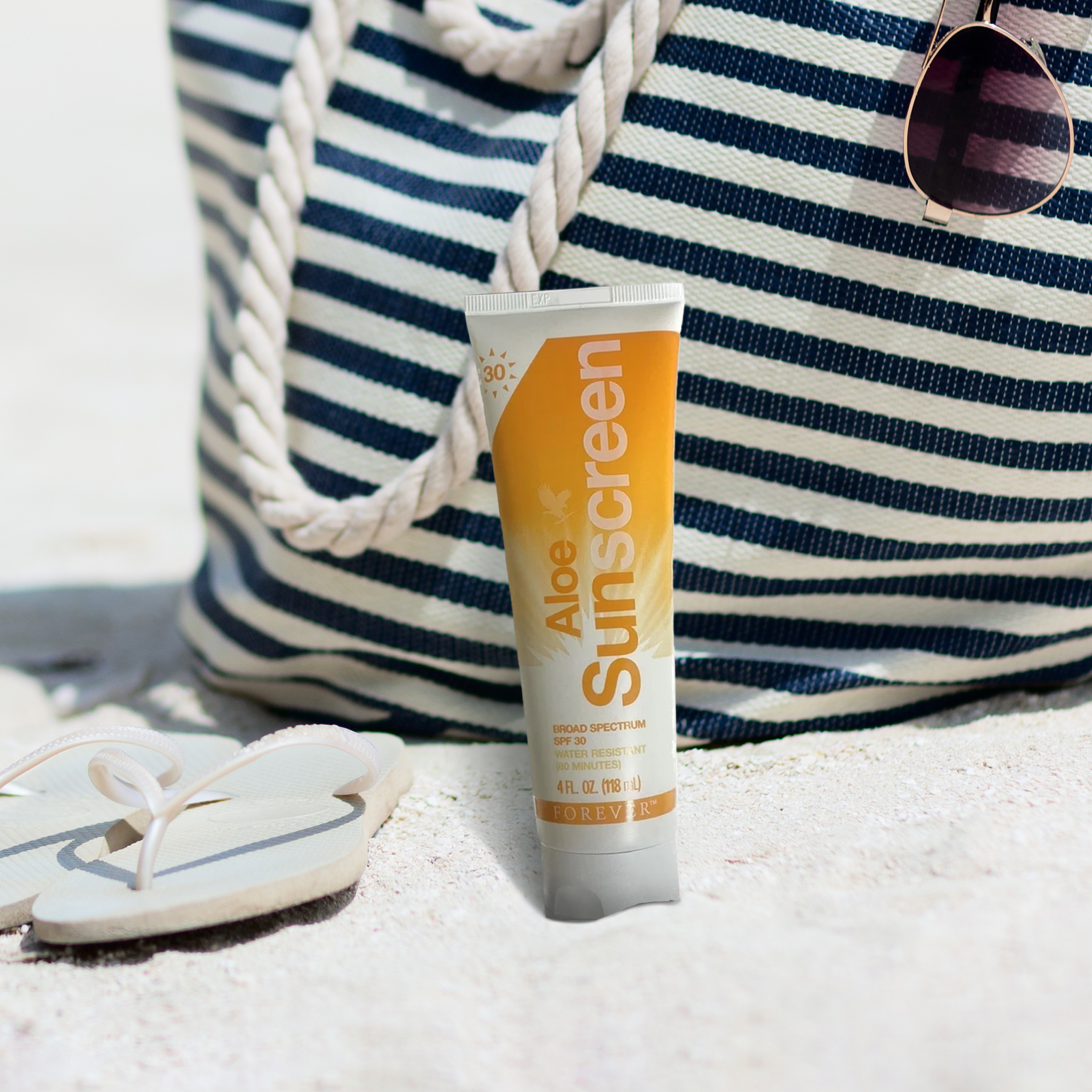 کرم ضد آفتاب بیرنگ فوراور لیوینگ پروداکتس، SPF 30، مدل 01، مناسب انواع پوست با حجم 118 میلیلیتر، محافظتکننده در برابر اشعههای UVA و UVB، ضد آب و مرطوبکننده، روشنکننده، دارای فرمولاسیون زینک اکساید، آلوئه ورا و ویتامین E، با ماندگاری 2 ساعته