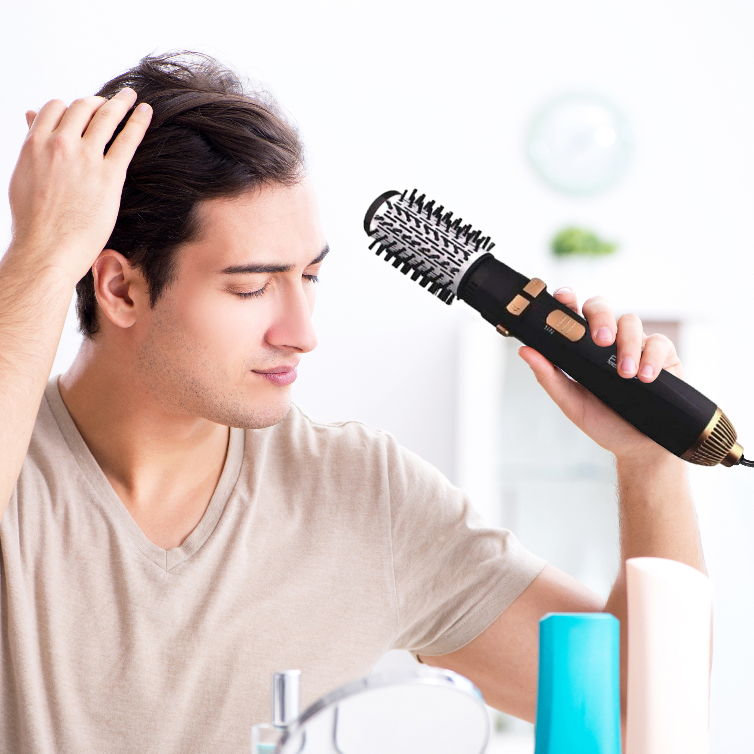 سشوار برس‌دار چرخشی حرفه‌ای انزو مدل EN-746، موتور AC با توان مصرفی 6600 وات، دارای قابلیت باد سرد، با حالت صاف‌کننده و حجم‌دهنده، وزن 400 گرم، تنظیم حرارت 2 حالته و کنترل سرعت 2 حالته، به همراه سری برس‌دار گرد باریک، پهن و تخت