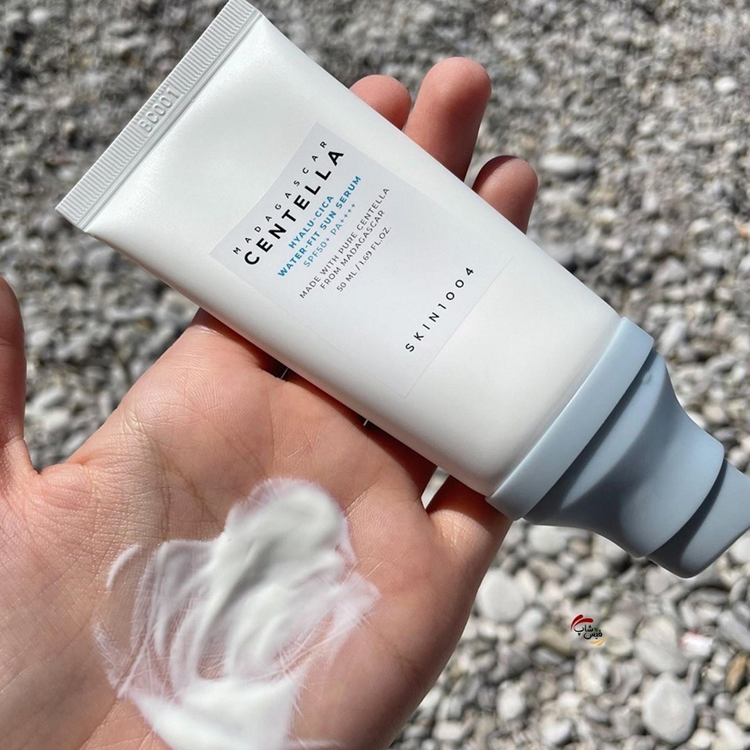 کرم ضد آفتاب بدون رنگ سنتلا، 50 SPF، مدل 1004، مناسب پوست حساس، نرمال و خشک و حجم 50 میلیلیتر، محافظت کننده در برابر اشعه UVA و UVB، بدون تست حیوانی، ++++PA، آبرسان، ضد التهاب، با ماندگاری 3 ساعته