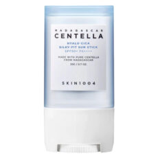 استیک ضد آفتاب بی‌رنگ سانتلا، SPF 50، مدل skin1004، مناسب انواع پوست با حجم 20 میلی‌لیتر، محافظت‌کننده در برابر اشعه‌های UVA و UVB، ضد حساسیت و مرطوب‌کننده، PA++++، روشن‌کننده، دارای فرمولاسیون عصاره مغذی و هیالورونیک اسید، با ماندگاری 3 ساعته 