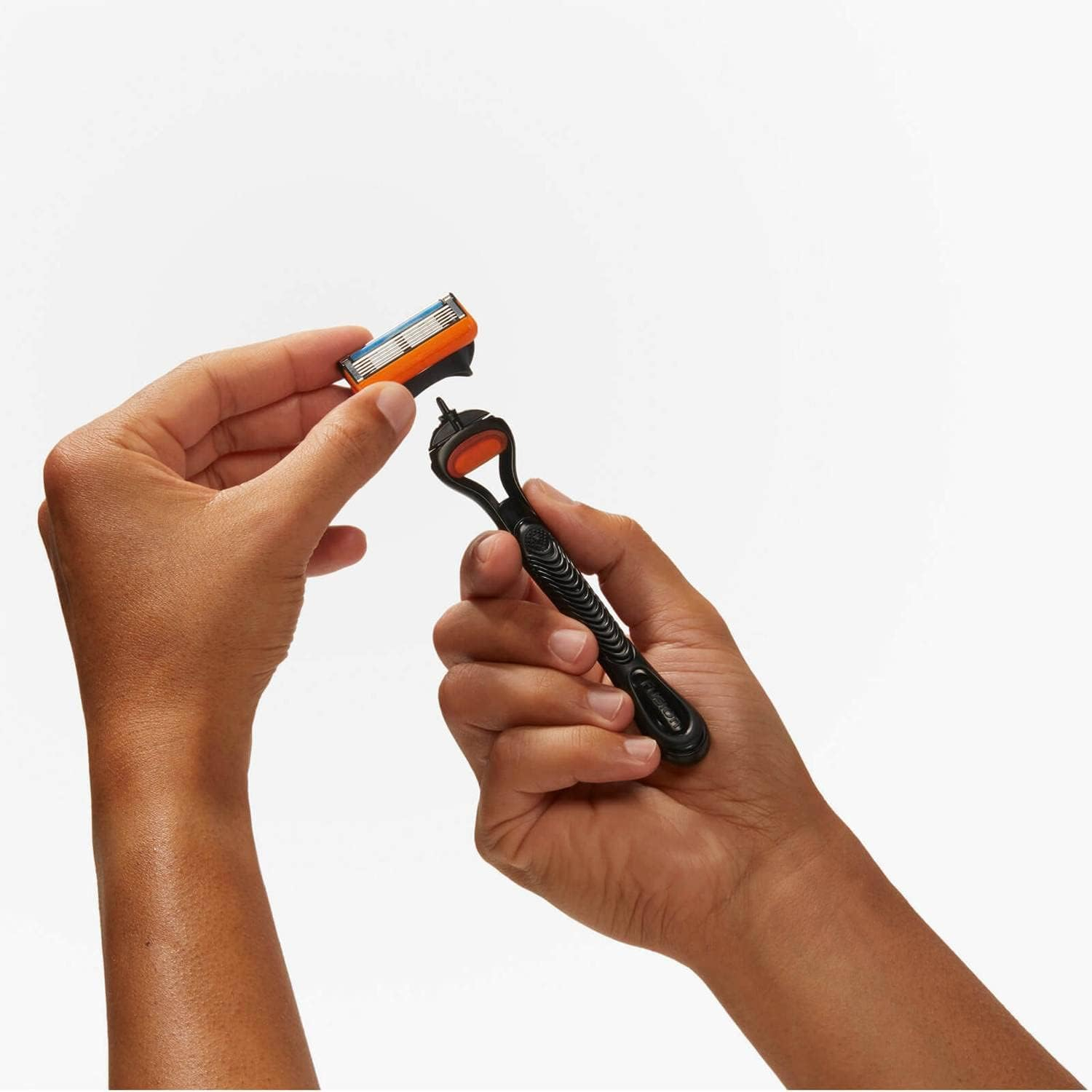 خود تراش ژیلت مدل Fusion 5 به همراه تیغ یدک