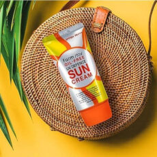 کرم ضد آفتاب بی رنگ فارم استی spf 50 مدل OIL-FREE مناسب پوست های مختلط و چرب حجم 70 میلی لیتر