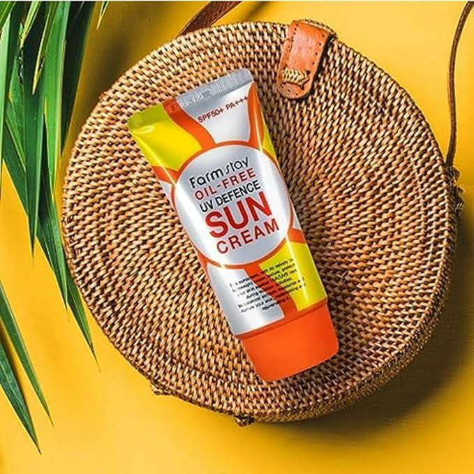 کرم ضد آفتاب بی رنگ فارم استی spf 50 مدل OIL-FREE مناسب پوست های مختلط و چرب حجم 70 میلی لیتر