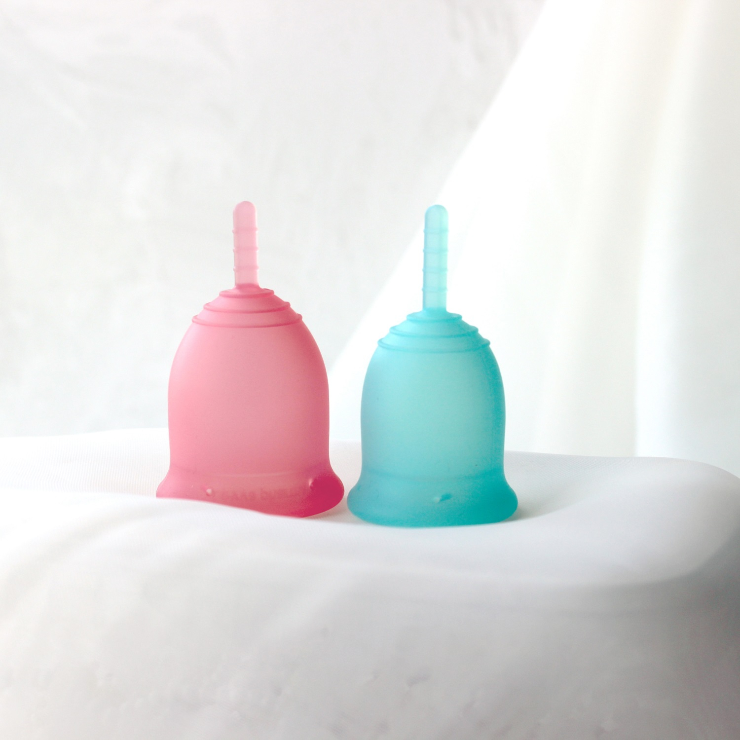 کاپ قاعدگی لیوا فارما مدل Plus سایز کوچک به همراه کاپ قاعدگی لیوا فارما مدل Plus سایز متوسط