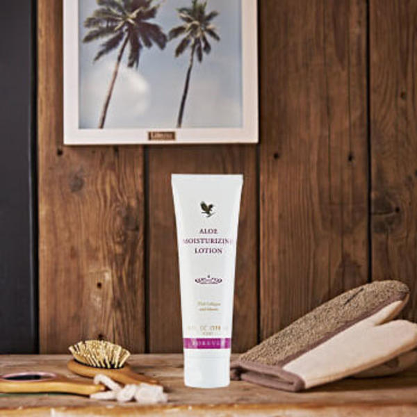 کرم مرطوب کننده دست و صورت فوراور لیوینگ پروداکتس مدل آلوئه ورا مویسترازینگ مناسب انواع پوست حجم 118 میلی لیتر