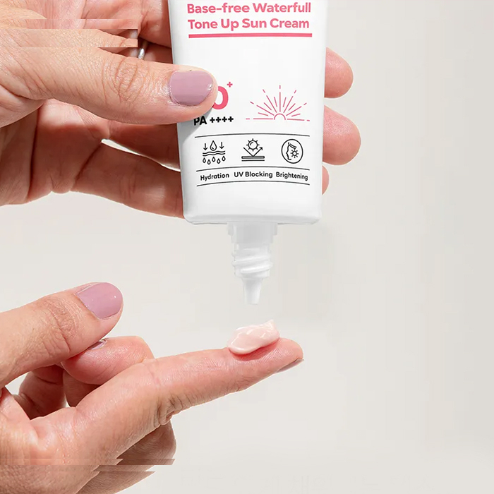 کرم ضد آفتاب رنگی راویل SPF 50 مدل Base Free Waterfull مناسب انواع پوست حجم 50 میلیلیتر