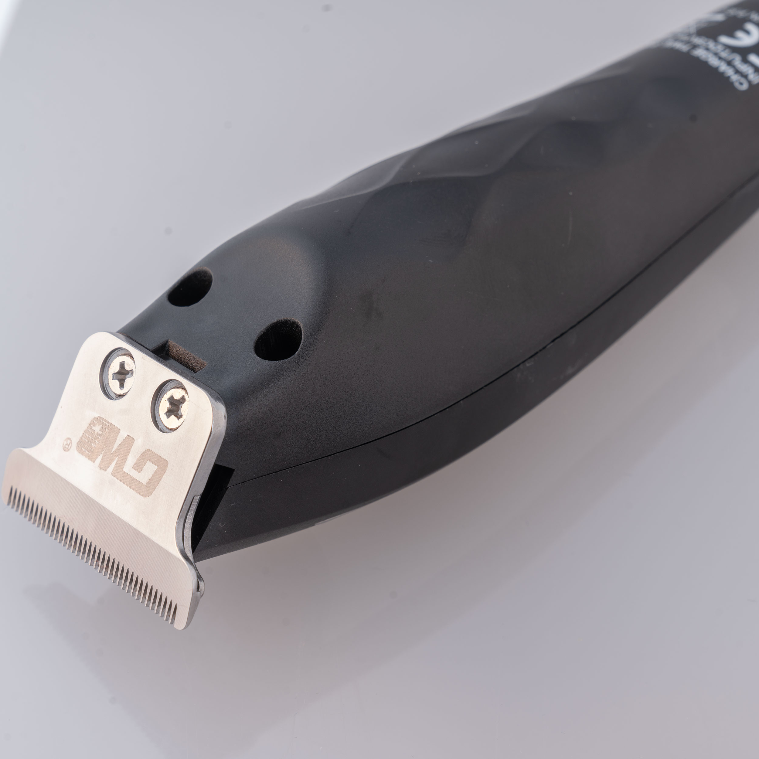 ماشین اصلاح موی سر و صورت شارژی جی دبلیو مدل G-9819، اصلاح به صورت خط زن و صفر زن، منبع انرژی با برق و باتری، تکنولوژی اصلاح به صورت تریمر، اندازه اصلاح 0.1 میلی‌متر، مدت زمان شارژ 480 دقیقه و مدت زمان استفاده پس از شارژ 60 دقیقه، به همراه شارژر و روغن