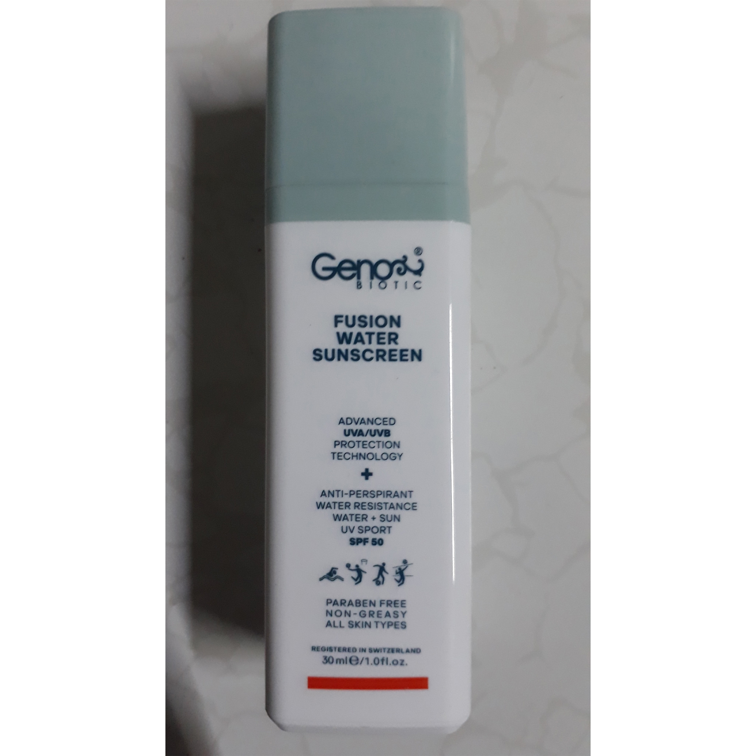 کرم ضدآفتاب بی‌رنگ ژنوبایوتیک مدل Fusion water مناسب انواع پوست، حجم 30 میلی‌لیتر