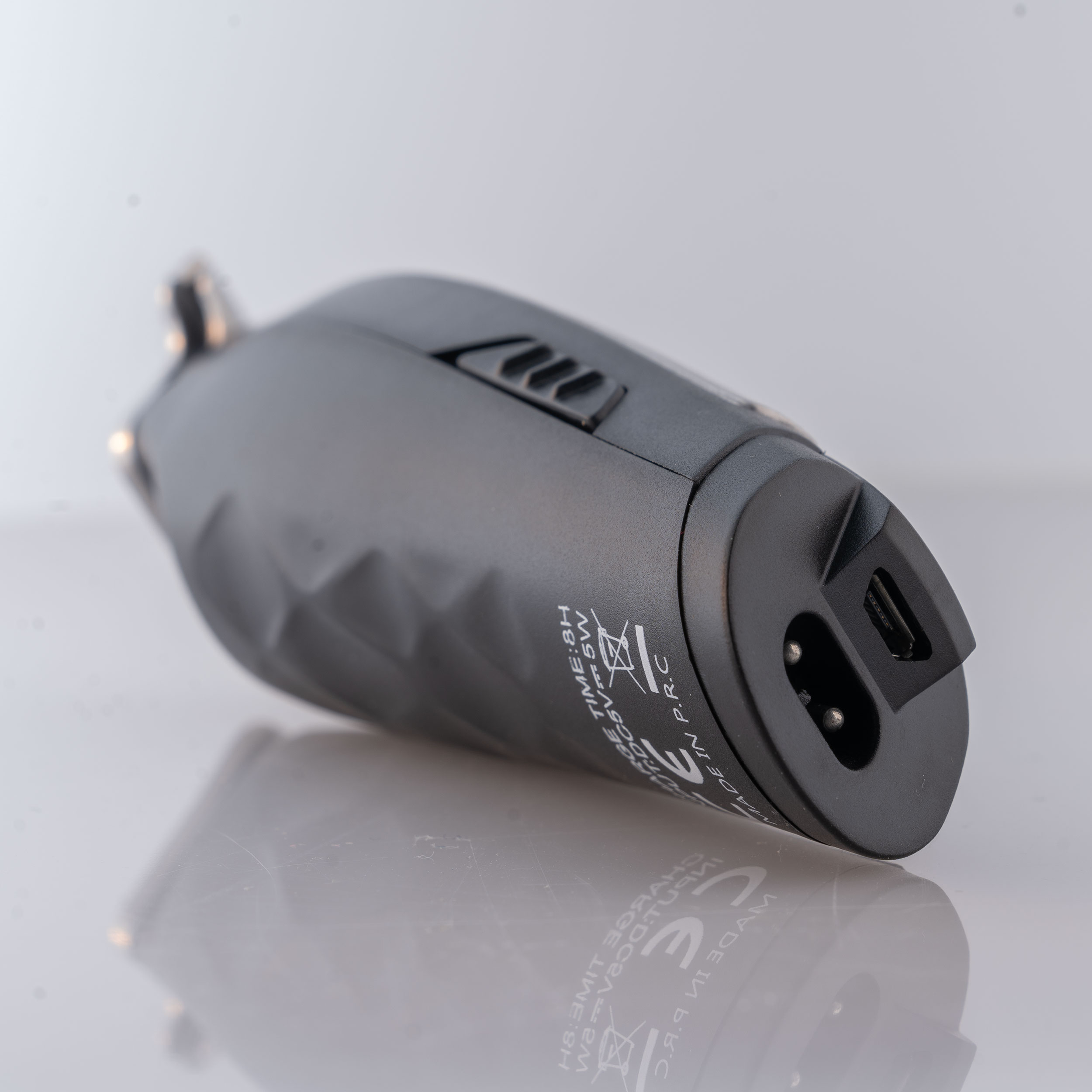 ماشین اصلاح موی سر و صورت شارژی جی دبلیو مدل G-9819، اصلاح به صورت خط زن و صفر زن، منبع انرژی با برق و باتری، تکنولوژی اصلاح به صورت تریمر، اندازه اصلاح 0.1 میلی‌متر، مدت زمان شارژ 480 دقیقه و مدت زمان استفاده پس از شارژ 60 دقیقه، به همراه شارژر و روغن