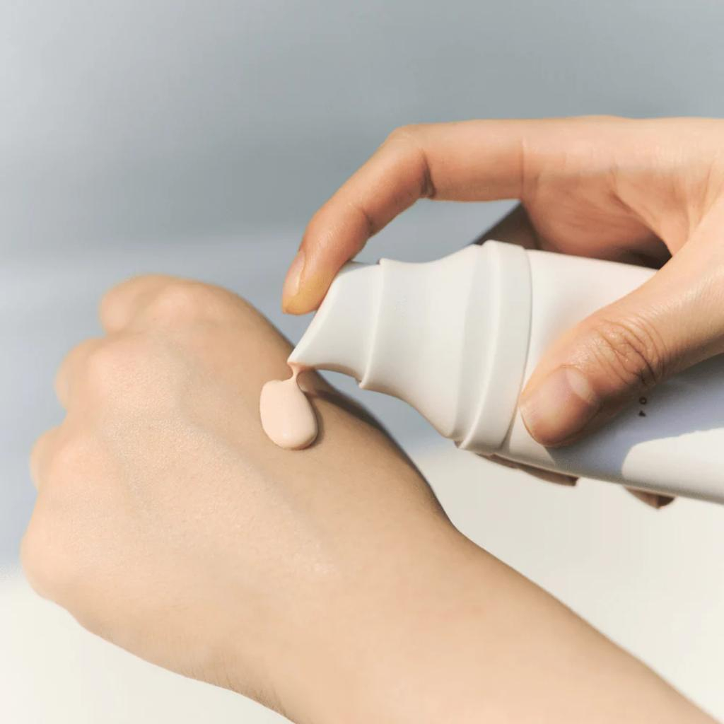 کرم ضد آفتاب رنگی سانتلا SPF 50 مدل TONE BRIGHTENING ‌محافظ UVA ،UVB و PA+++ مناسب انواع پوست‌ حجم 50 میلی‌لیتر