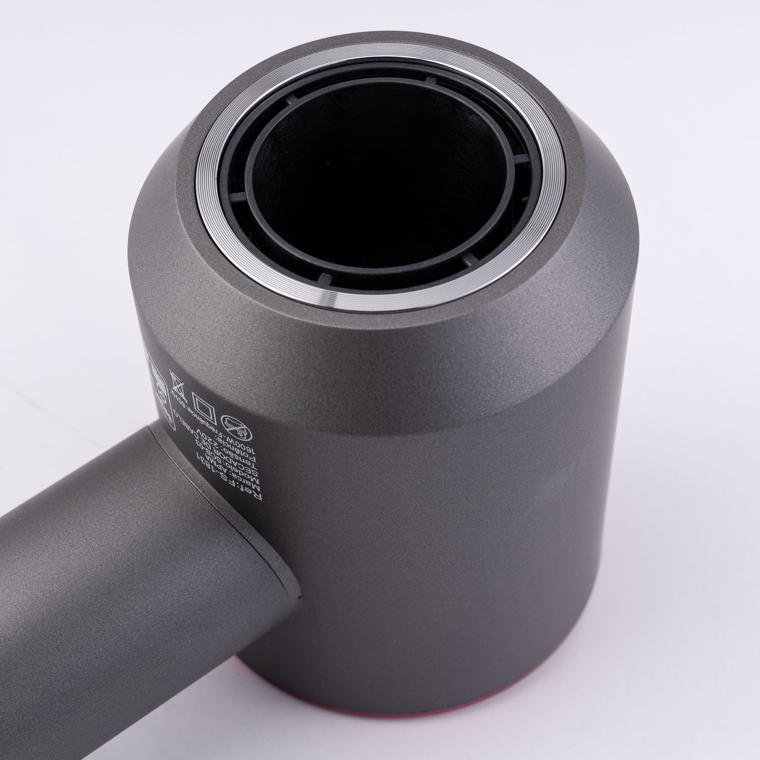 سشوار حرفه‌ای فیکورس مدل سوپرسونیک، موتور AC با توان مصرفی 1600 وات، دارای قابلیت باد سرد، قابلیت تعویض سری، دارای سیم گردان، با حالت صاف‌کننده و حجم‌دهنده، وزن 1200 گرم، تنظیم حرارت 3 حالته و کنترل سرعت 3 حالته، به همراه دیسپانسر و 5 عدد سری متمرکزکننده