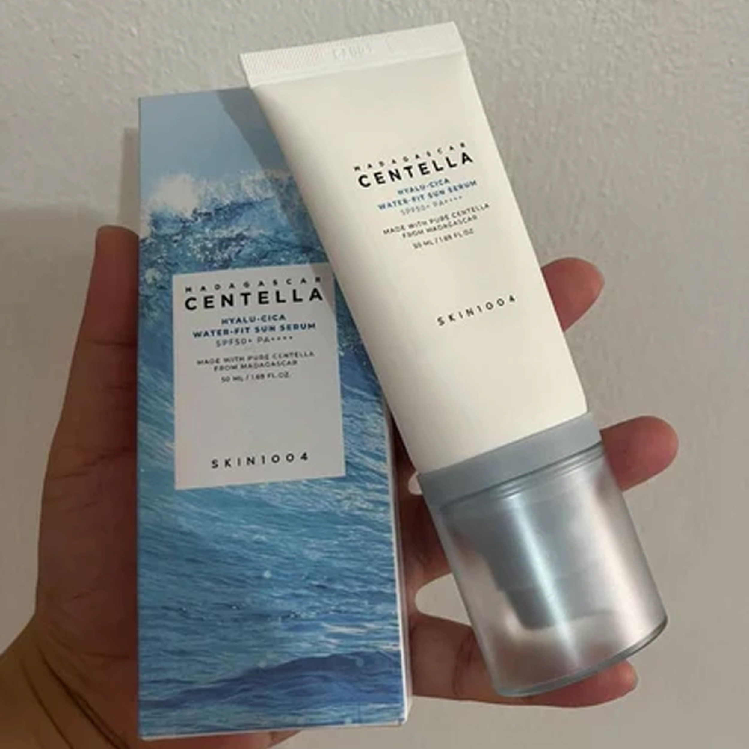 کرم ضد آفتاب بدون رنگ سنتلا، 50 SPF، مدل 1004، مناسب پوست حساس، نرمال و خشک و حجم 50 میلیلیتر، محافظت کننده در برابر اشعه UVA و UVB، بدون تست حیوانی، ++++PA، آبرسان، ضد التهاب، با ماندگاری 3 ساعته