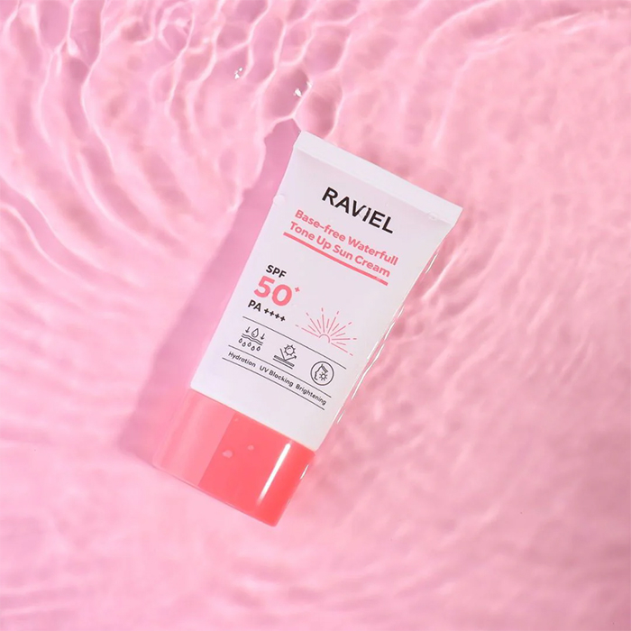 کرم ضد آفتاب رنگی راویل SPF 50 مدل Base Free Waterfull مناسب انواع پوست حجم 50 میلیلیتر