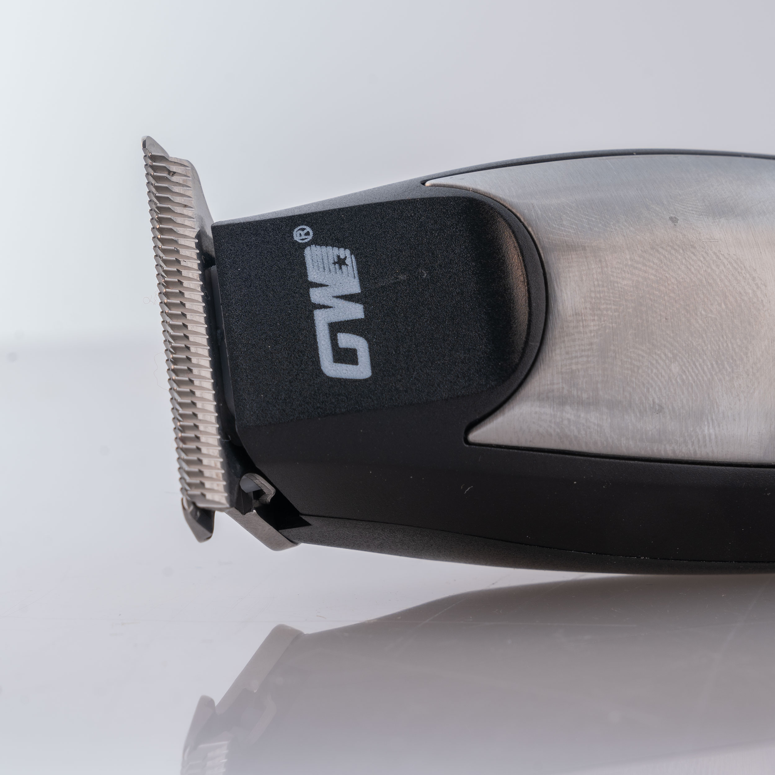 ماشین اصلاح موی سر و صورت شارژی جی دبلیو مدل G-9819، اصلاح به صورت خط زن و صفر زن، منبع انرژی با برق و باتری، تکنولوژی اصلاح به صورت تریمر، اندازه اصلاح 0.1 میلی‌متر، مدت زمان شارژ 480 دقیقه و مدت زمان استفاده پس از شارژ 60 دقیقه، به همراه شارژر و روغن