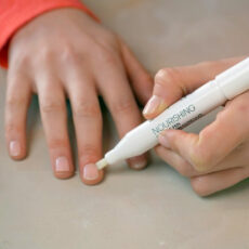 قلم ترمیم کننده کوتیکول ناخن لکسیون مدل Nourishing حجم 4 میلی لیتر