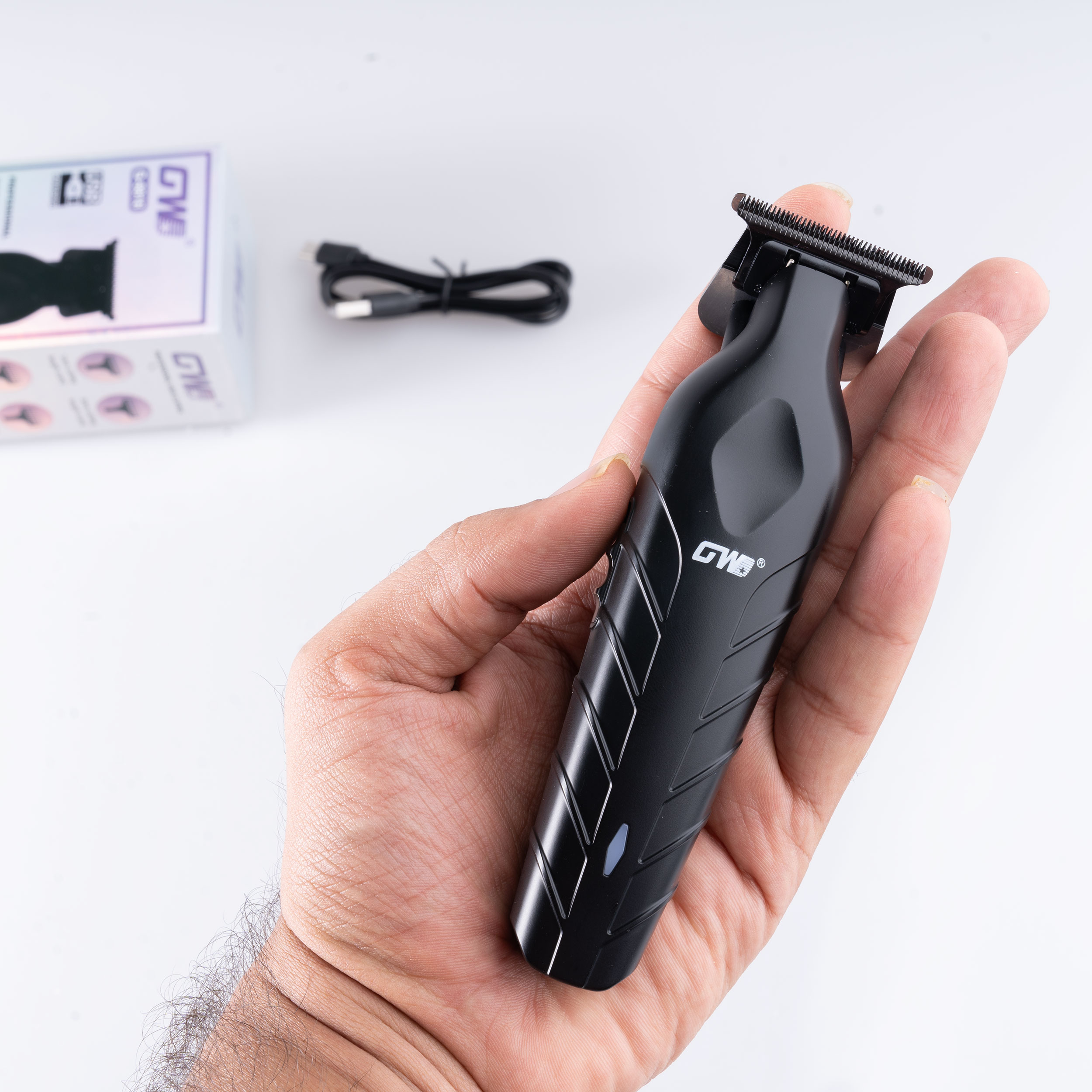 ماشین اصلاح موی سر و صورت جی دبلیو مدل G-9818، اصلاح به صورت صفر زن، خط زن، باقابلیت تنظیم سرعت و طراحی ارگونومیک، تکنولوژی اصلاح به صورت تریم، مدت زمان شارژ 120 دقیقه و مدت زمان استفاده پس از شارژ 100 دقیقه، دارای چراغ نشانگر عملکرد و شارژ و دو حالت سرعت