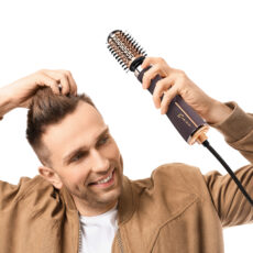 سشوار برسدار چرخشی حرفهای انزو مدل EN-743، موتور DC با توان مصرفی 1500 وات، دارای قابلیت تعویض سری، باد سرد، با حالت صافکننده و حجمدهنده، وزن 700 گرم، تنظیم حرارت 2 حالته و کنترل سرعت 2 حالته، به همراه 2 سری برسدار