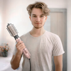 سشوار برسدار چرخشی حرفهای انزو مدل EN 741، موتور AC با توان مصرفی 1500 وات، دارای نرمکنندهی یونی، قابلیت تعویض سری، با حالت صافکننده و حجمدهنده، وزن 700 گرم، تنظیم حرارت 1 حالته و کنترل سرعت 1 حالته، به همراه 2 عدد سری برس ۴۲ و ۵۰ میلیمتری