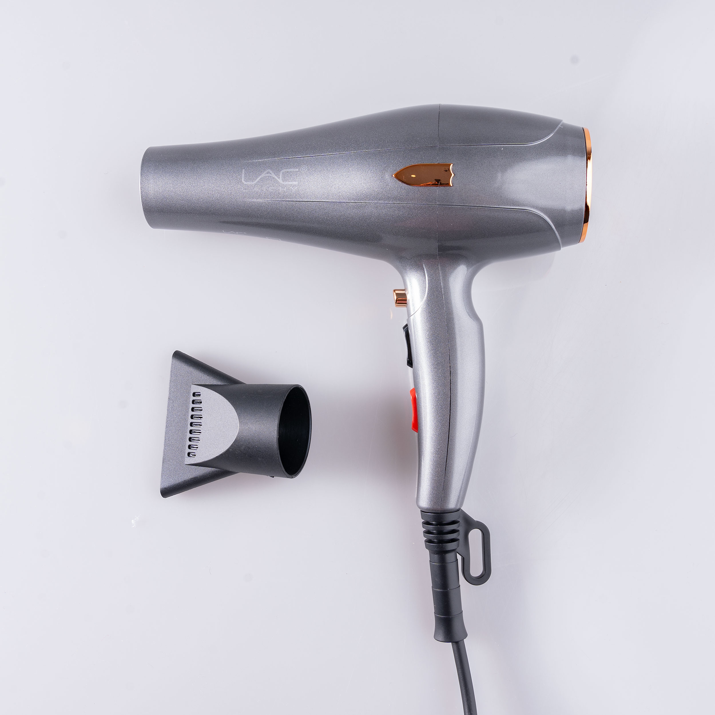 سشوار حرفهای لایچی مدل L-9080، موتور AC با توان مصرفی 2200 وات، دارای قابلیت باد سرد، طراحی ارگونومیک، فناوری تولید یون، با حالت صافکننده و حجمدهنده، وزن 500 گرم، تنظیم حرارت 3 حالته و کنترل سرعت 2 حالته، به همراه 2 سری متمرکزکننده