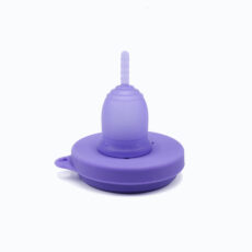 کاپ قاعدگی لیوا فارما سایز متوسط به همراه لیوان کاپ قاعدگی لیوا فارما مدل Mate02