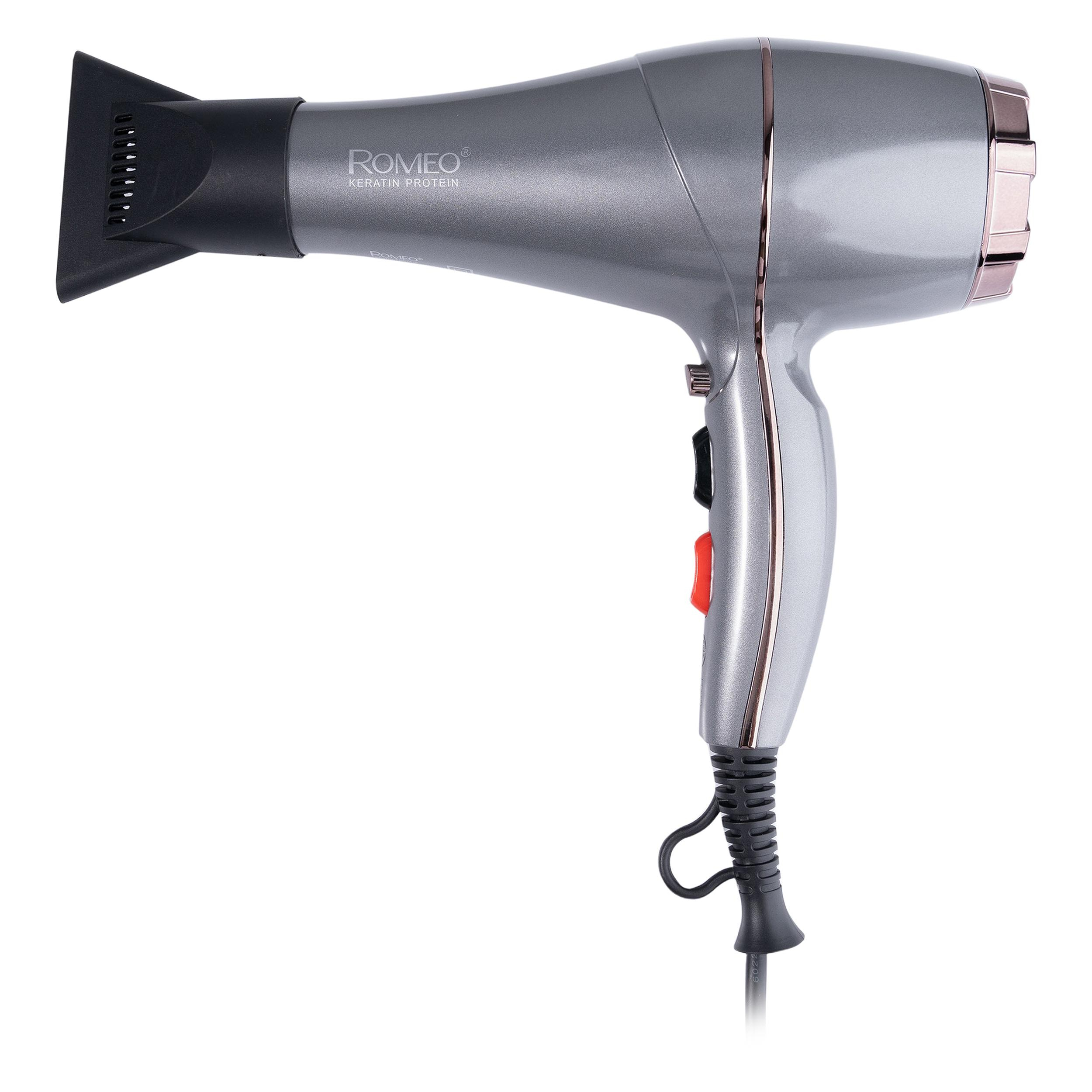 سشوار حرفه‌ای رومئو مدل RM-5858، موتور AC با توان مصرفی 2200 وات، دارای قابلیت باد سرد، طراحی ارگونومیک، دارای حلقه آویختن، با حالت صاف‌کننده و حجم‌دهنده، وزن 450 گرم، تنظیم حرارت 3 حالته و کنترل سرعت 2 حالته، به همراه متمرکزکننده باریک