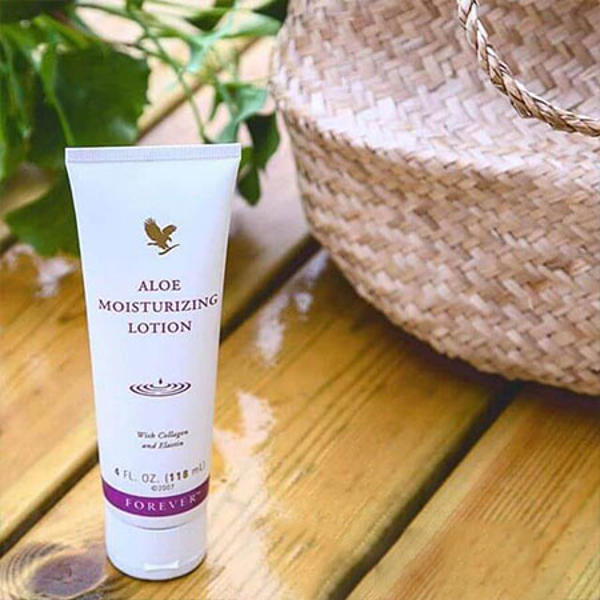 کرم مرطوب کننده دست و صورت فوراور لیوینگ پروداکتس مدل آلوئه ورا مویسترازینگ مناسب انواع پوست حجم 118 میلی لیتر