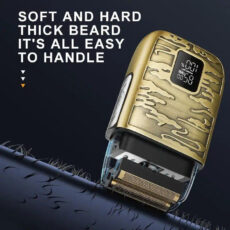 ماشین اصلاح موی صورت و بدن کیمی مدل KM-870، اصلاح به صورت صفر زن، ضد آب، نمایشگر LED، منبع انرژی با باتری قابل شارژ، تکنولوژی اصلاح به صورت شیو فویلی، مدت زمان شارژ 90 دقیقه و مدت زمان استفاده پس از شارژ 90 دقیقه، به‌همراه کابل شارژ USB، برس، روغن