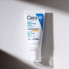 لوسیون ضد آفتاب بی رنگ سراوی SPF 50 مدل AM ‌مناسب پوست‌های معمولی حجم 52 میلی‌لیتر