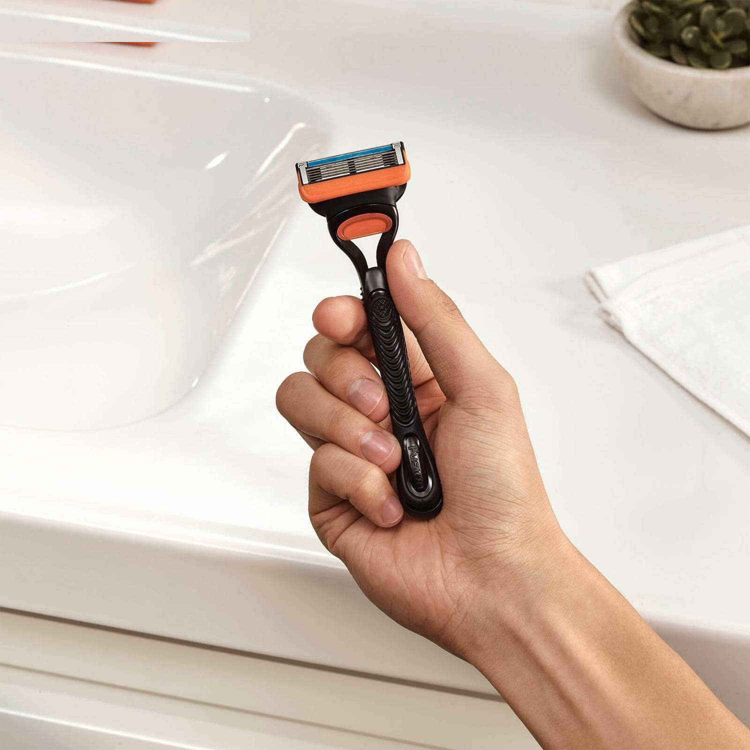 خود تراش ژیلت مدل Fusion 5 به همراه تیغ یدک