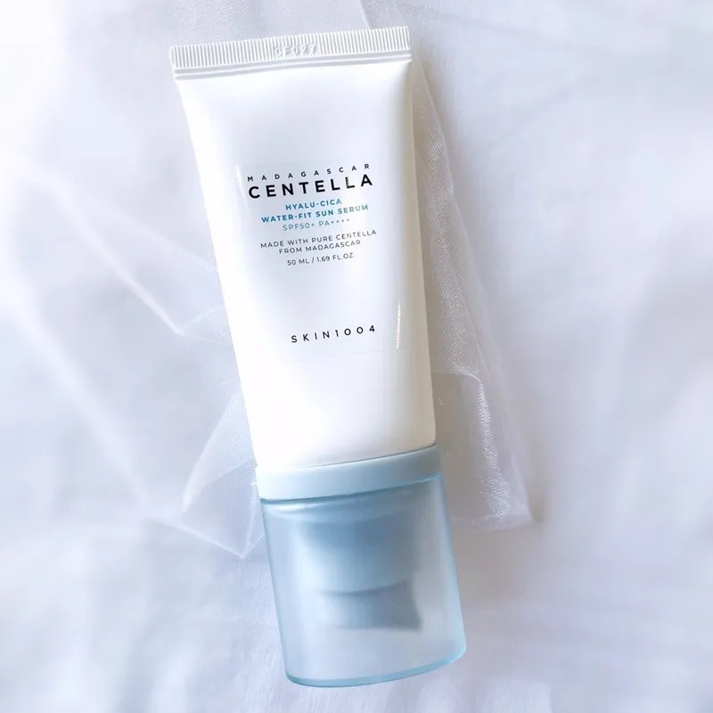 کرم ضد آفتاب بدون رنگ اسکین 1004 SPF 50 مدل Hyalu-Cica Water محافظ UVA ،UVB، مناسب برای انواع پوست، حجم 50 میلی‌لیتر