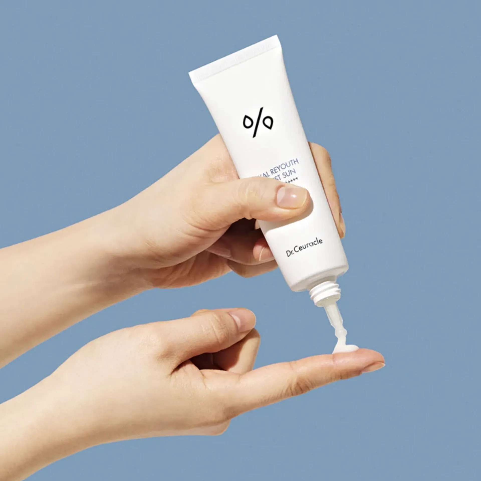 کرم ضد آفتاب بدون رنگ دکتر سراکل SPF 50 مدل Hyal Reyouth ‌مناسب پوست‌های حساس و خشک حجم 50 میلی‌لیتر