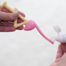 مسواک کودک دکتر براونز مدل فلامینگو با برس نرم