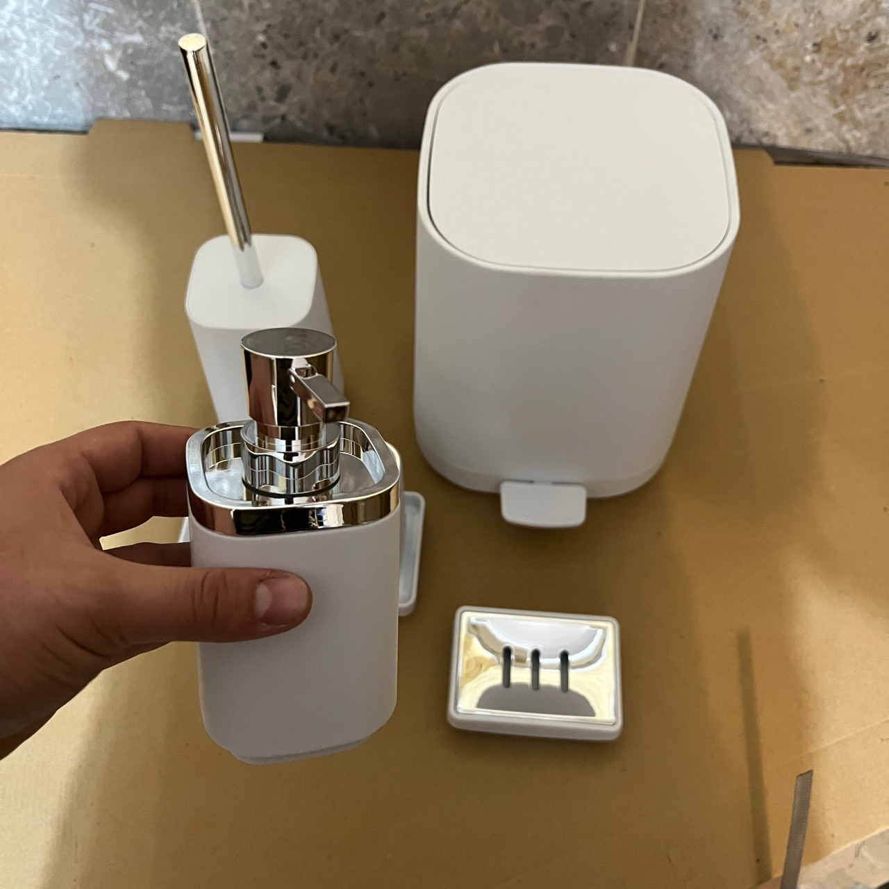 ست سرویس بهداشتی 5 پارچه مدل آرام بند کد 04