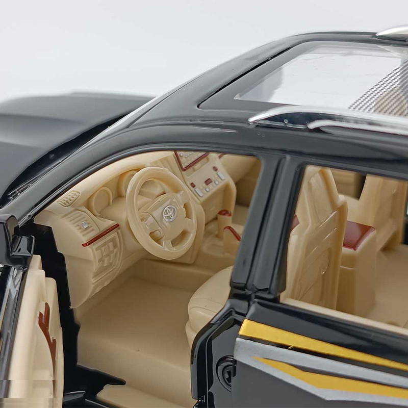 ماشین بازی ناب سل مدل تویوتا لندکروز 1.24 فلزی طرح دودزا