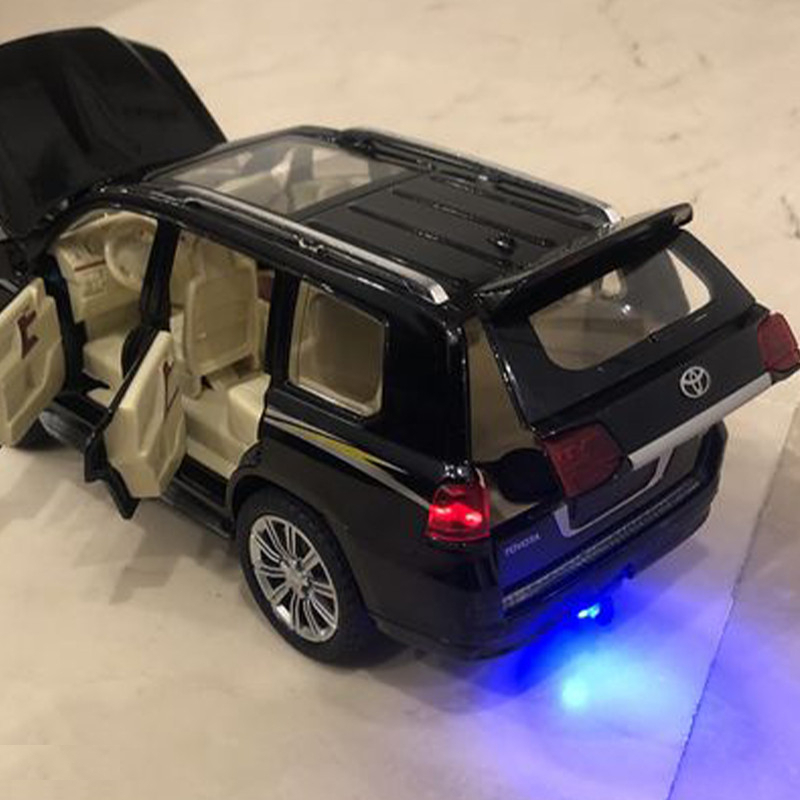 ماشین بازی ناب سل مدل تویوتا لندکروز 1.24 فلزی طرح دودزا