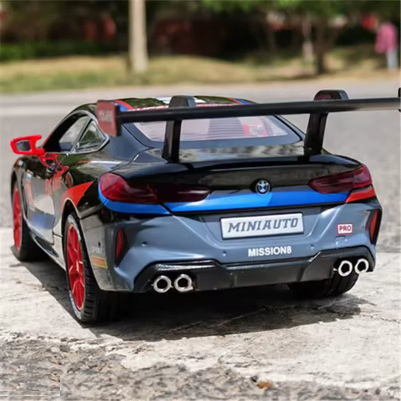 ماکت ماشین ناب سل مدل بی ام و ام 8 فلزی چراغدار BMW M8 GT همراه با جاسوییچی