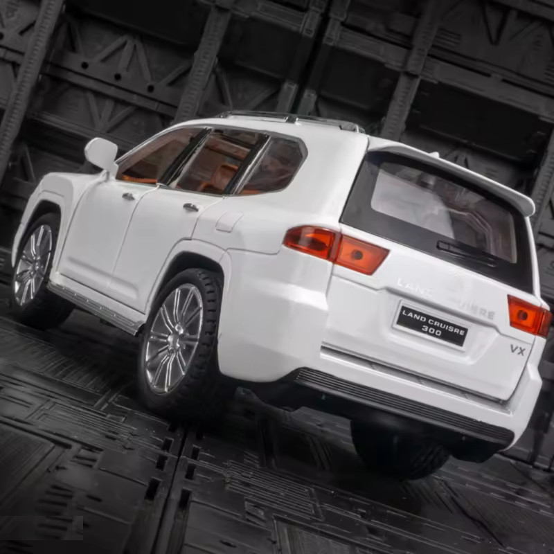 ماکت ماشین ناب سل مدل تویوتا لندکروز فلزی TOYOTA LANDCRUISER LC300 به همراه جاسوییچی