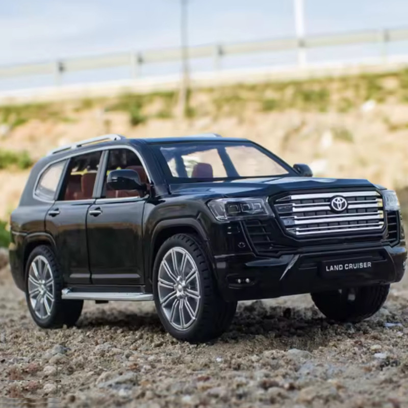ماکت ماشین ناب سل مدل تویوتا لندکروز فلزی TOYOTA LANDCRUISER LC300 به همراه جاسوییچی