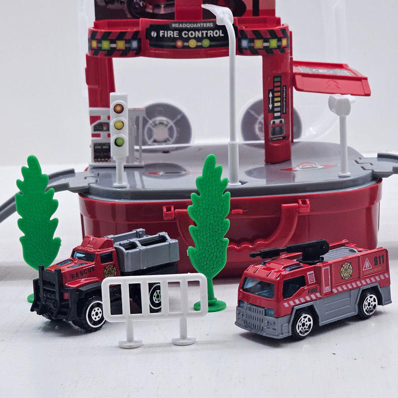 ست 8 تکه ماشین بازی ناب سل مدل پارکینگ چمدانی آتش نشانی