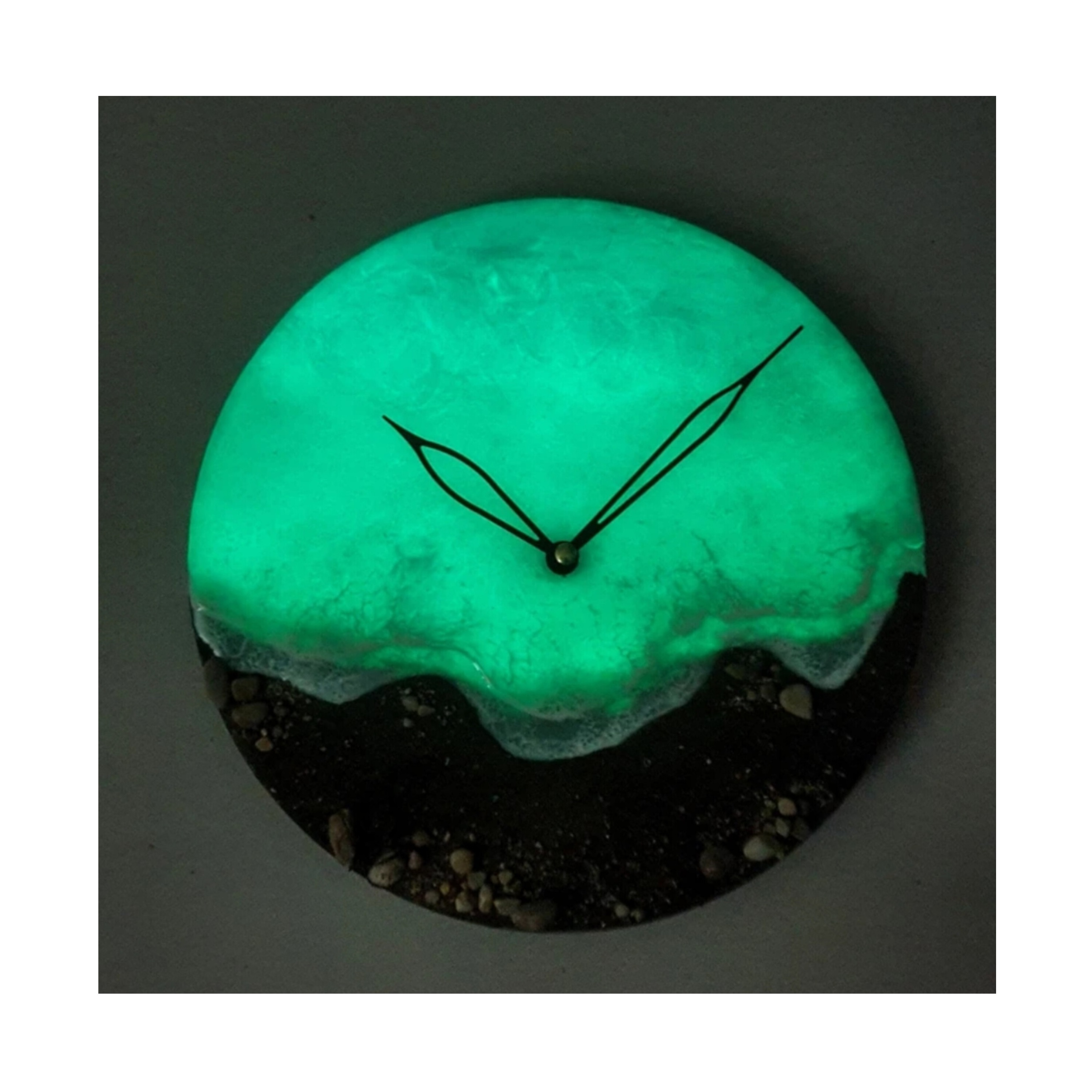 ساعت دیواری رزینی شبتاب طرح دریا و ساحل