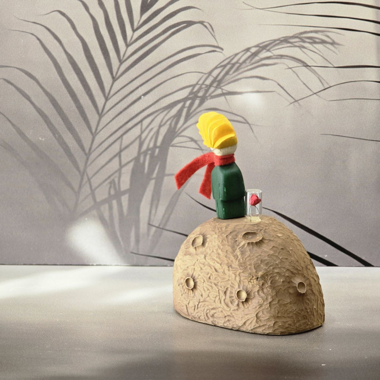 مجسمه چوبی مدل شازده کوچولو روی سیاره