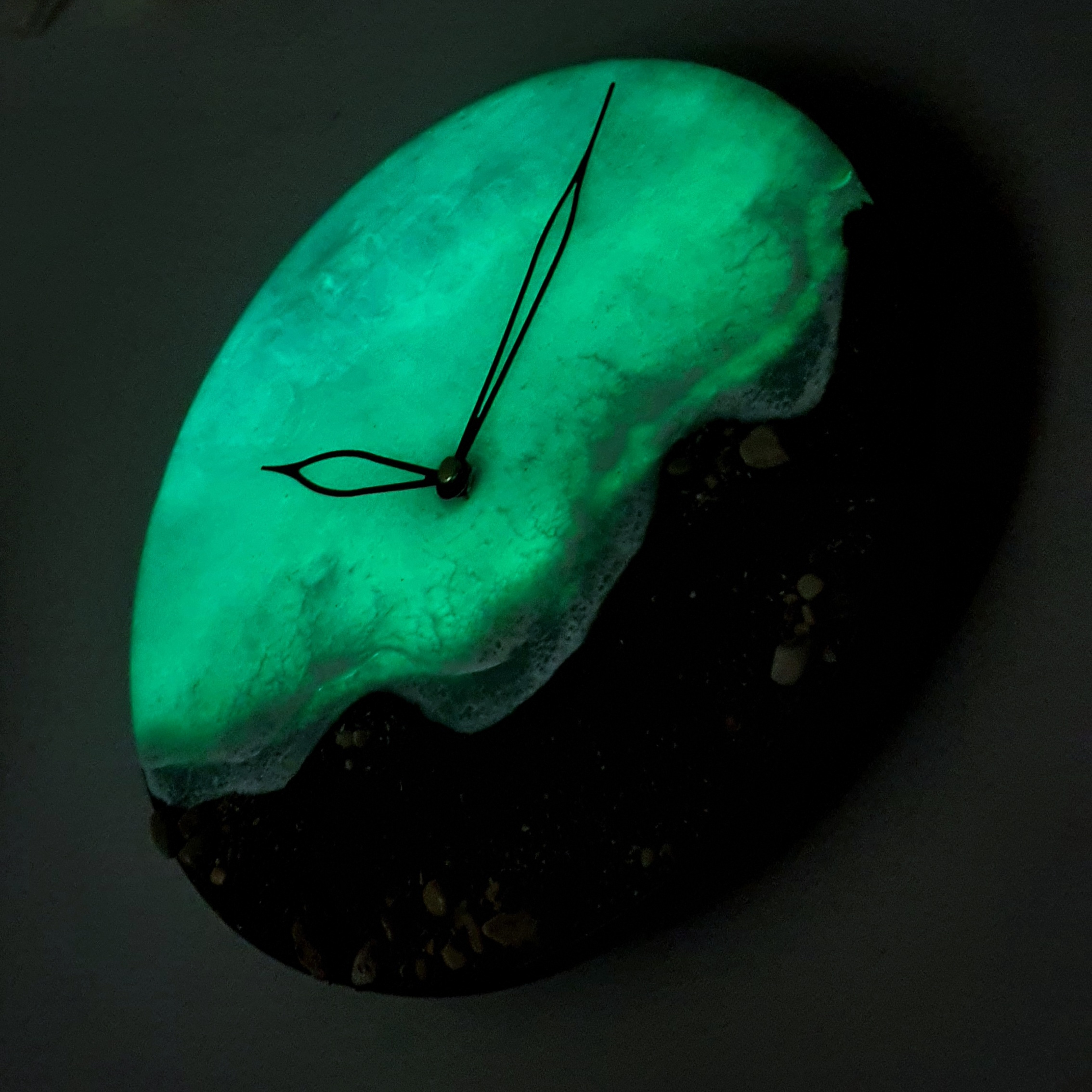 ساعت دیواری رزینی مدل شبتاب طرح دریا